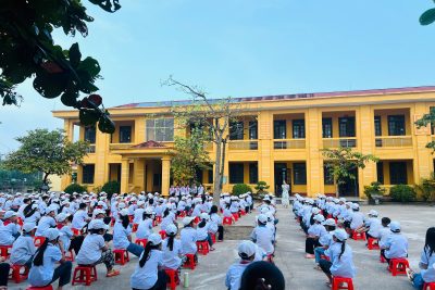 Tuyên truyền An toàn giao thông và Trao tặng mũ bảo hiểm cho học sinh lớp 1 năm học 2025 – 2026