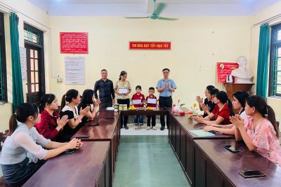 HỢP TÁC XÃ TÂY BẮC LAN TOẢ YÊU THƯƠNG CHIA SẺ KHÓ KHĂN CÙNG CÁC EM HỌC SINH TẠI TRƯỜNG TH CHÂN LÝ